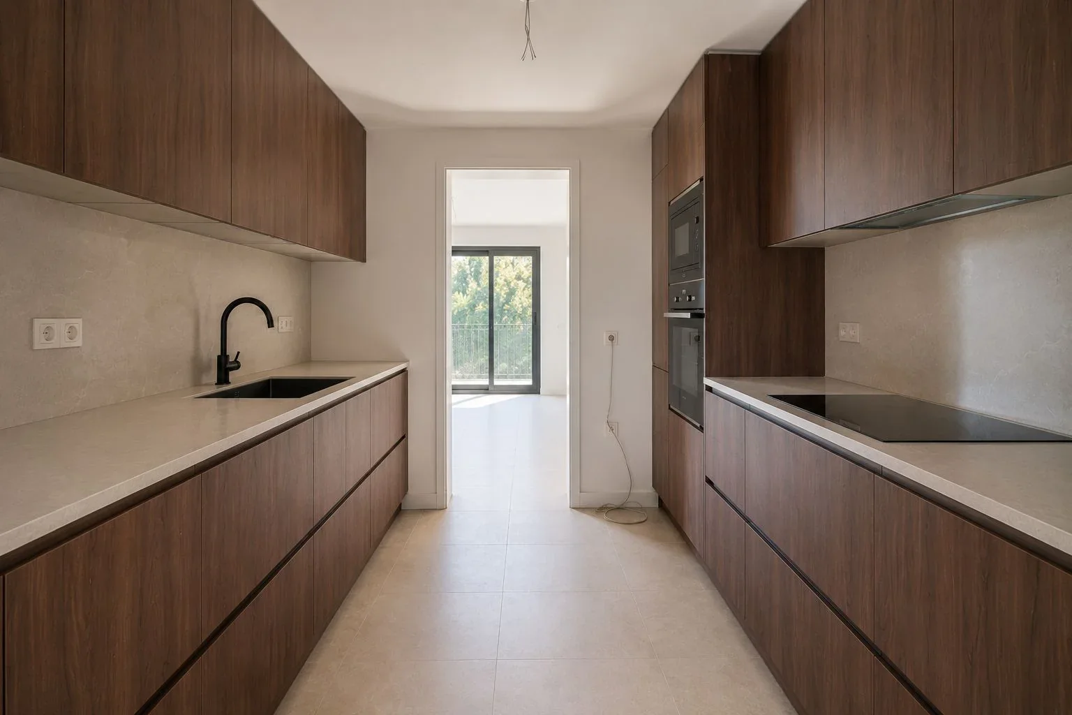 Cocina reformada con acabados actuales en Elda