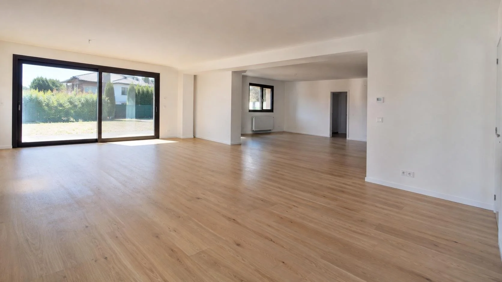 Suelos y carpintería renovados en una vivienda de Elda